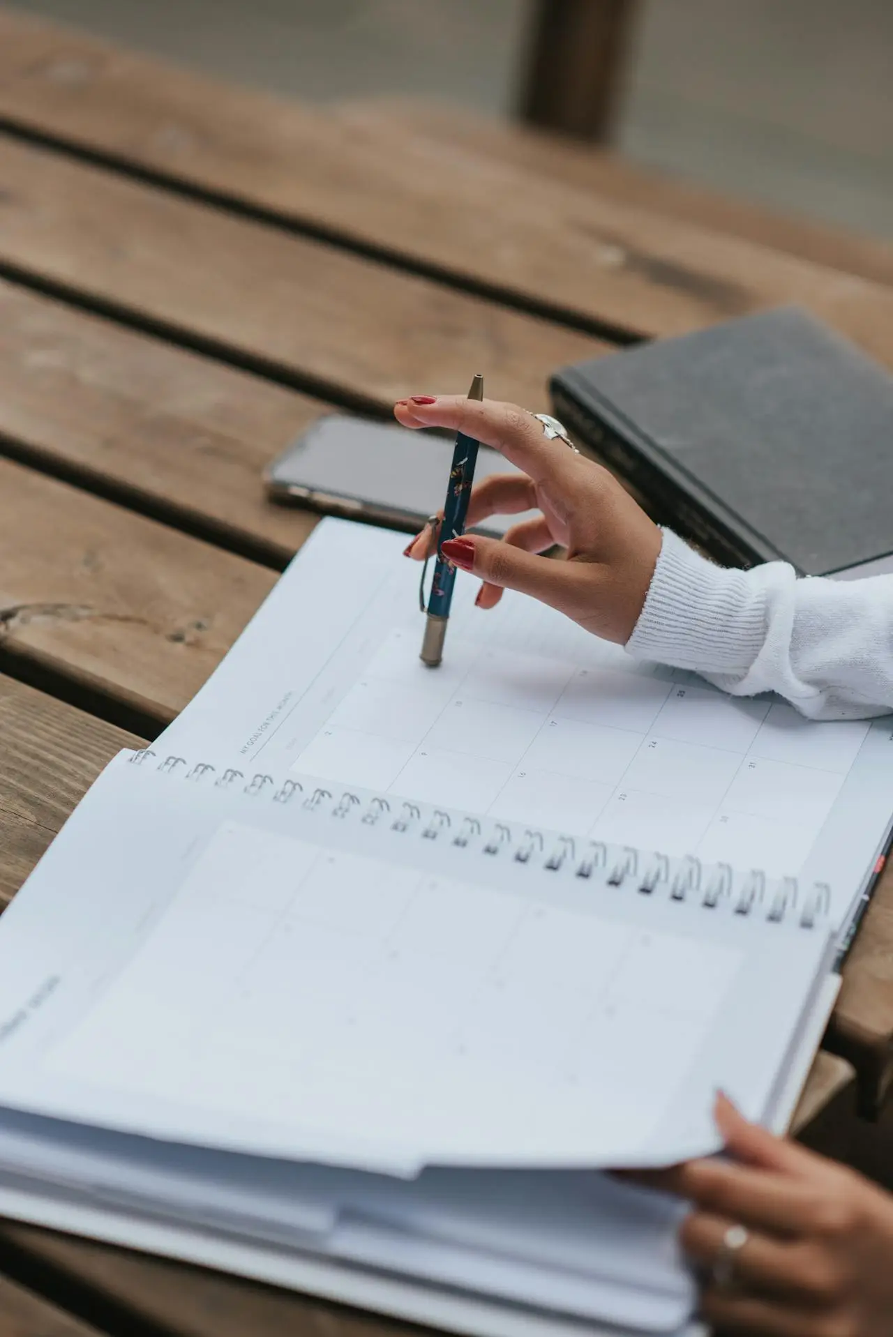 Femme affaires avec Bloc Notes Ouvert à Table