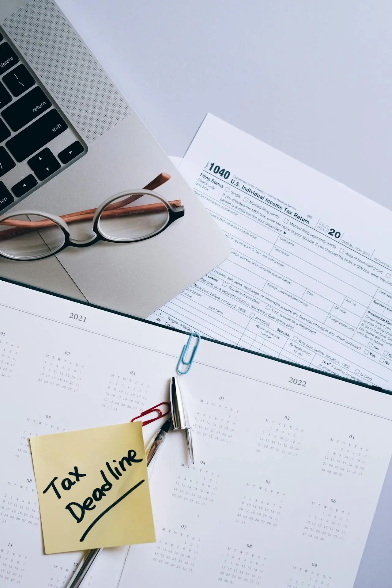 papiers avec un ordinateur et un post-it tax deadline